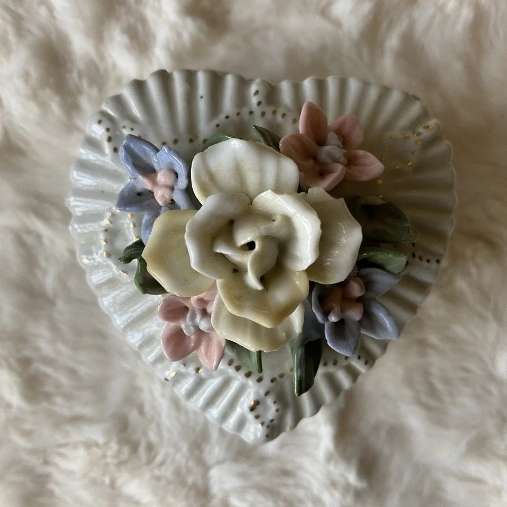Vintage Heart Shaped Trinket Jewelry Box‎ Ceramic 3D Flowers on Lid 3